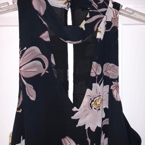 Black Keyhole Dress with Flowers - Picture 4 of 6